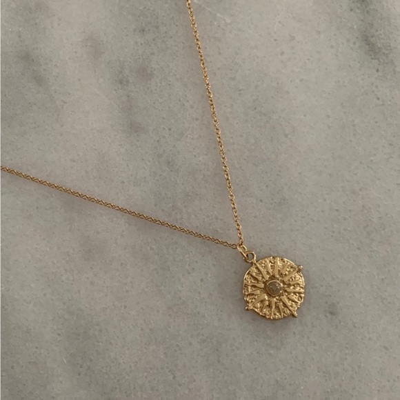 Gold Vintage Style Star Burst Pendant Necklace Brand New
